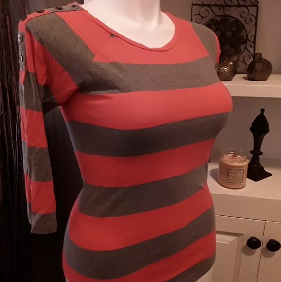 🍁CLOSET CLEAR OUT 5/$20🍁 Derek Heart Striped Top - Picture 1 of 1